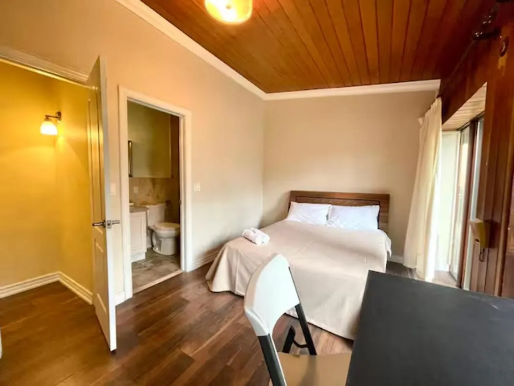 Vihome-368- Quiet House Near Bayview Village And Subway Toronto Canada